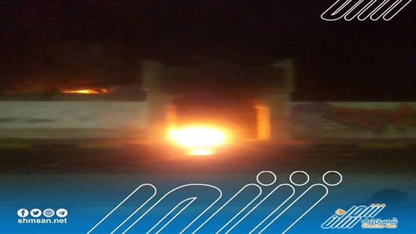 عاجل / محتجون غاضبون يحرقون بوابة إذاعة المكلا