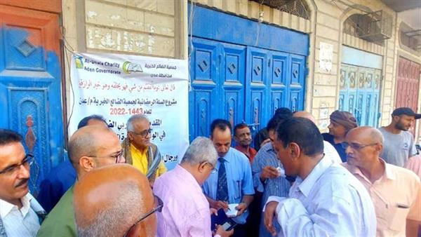 بدعم ابناء الضالع...الوكيل "محمد سعيد سالم" يدشن مشروع السلة الغذائية بالعاصمة عدن 