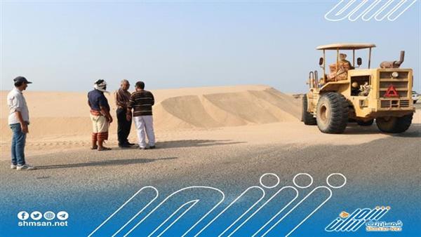 مواصلة إزاحة الرمال من خط عمران المخا
