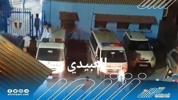عاجل/ اندلاع حريق ضخم داخل باخرة بمرسى البواخز بالعاصمة عدن