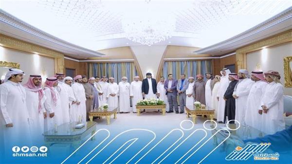اللواء الزُبيدي يستقبل وفدا من وجهاء وأعيان محافظتي المهرة وسقطرى برئاسة السلطان عبدالله آل عفرار