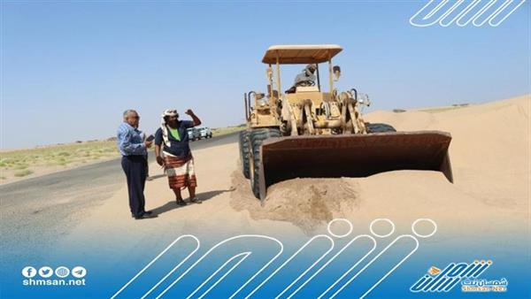 الفرق الفنية تواصل إزاحة الرمال بخط خورعميرة في لحج