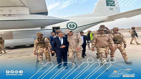 عاجل/ شاهد الصور الأولى لوصول رئيس مجلس الشورى إلى عدن بن دغر