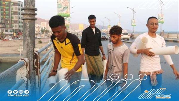 أبناء ”حي السلام“ بالمكلا ينفذون حملة تطوعية لتغطية فتحات أعمدة الإنارة بالشوارع