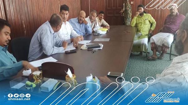 مدير عام البريقة يبرم إتفاقية تنفيذ شبكة الصرف الصحي بمنطقة الحسوة