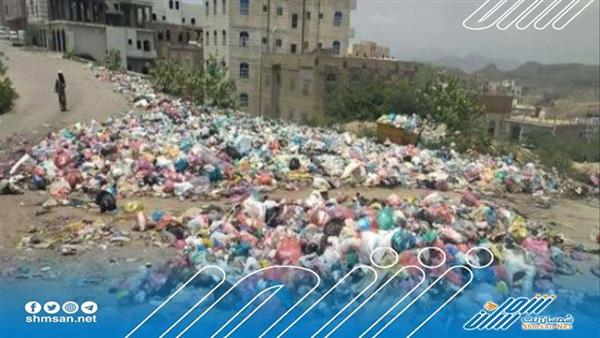 أهالي مدينة الحديدة يشكون تكديس القمامة 