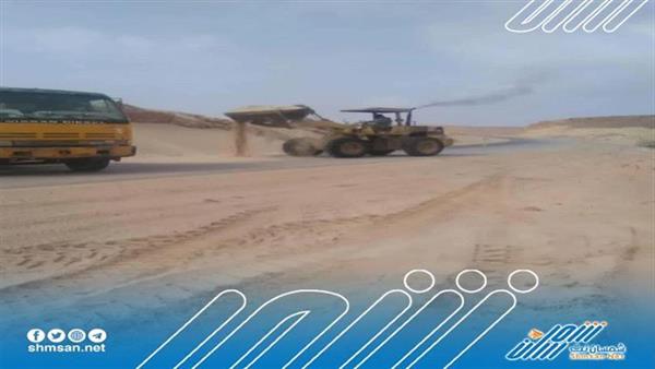 الفرق الفنية تبداء ازاحة الرمال من خط سيحوت نشطون بالمهرة