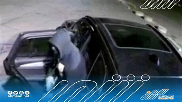ثمانيني يمنع عصابة مسلحة من سرقة متجره