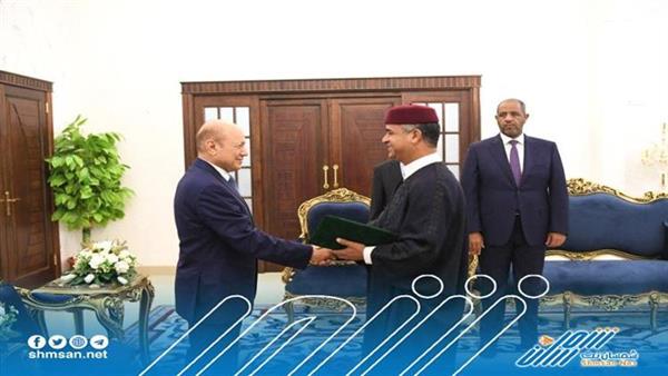 رئيس مجلس القيادة الرئاسي يتسلم اوراق اعتماد السفير الليبي