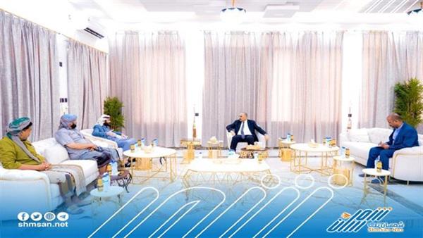 الزُبيدي يطّلع على سير العمل بمنفذ الوديعة البري.