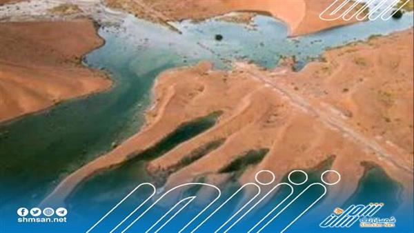 شاهد بالصور سيول تتدفق بالربع الخالي والزعاق يوضح