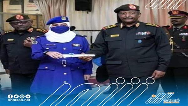 تعرف على أول إمرأة يمنية تتخرج من كلية الطيران الحربي .. والرئيس السوداني يكرمها 