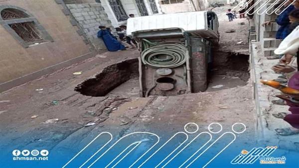 سقوط ناقلة مياه في حفرة بسبب السيول بصنعاء