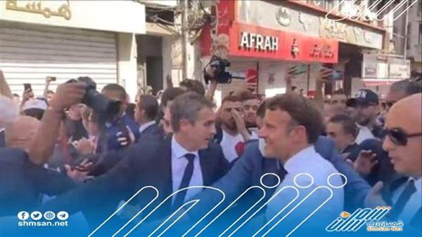 حشود من الجزائريين يطالبون ماكرون بالرحيل في مدينة وهران 