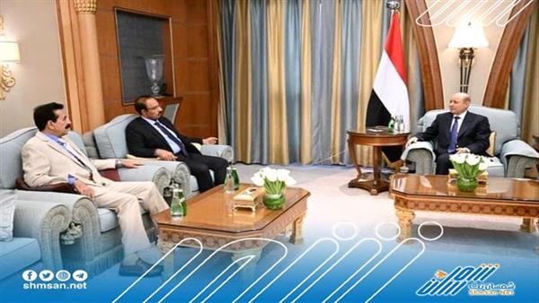 رئيس مجلس القيادة الرئاسي يجتمع بمحافظي حضرموت والجوف.