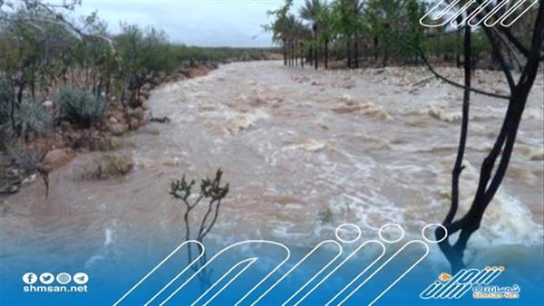 سيول الأمطار تقطع الطرقات الرئيسة في محافظة سقطرى