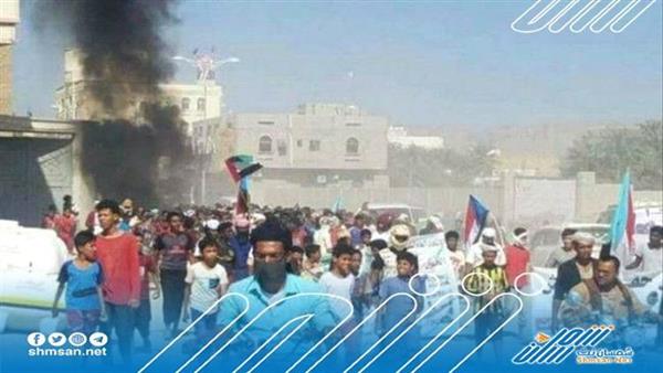 عناصر العسكرية الأولى تطلق النار على متظاهري سيئون