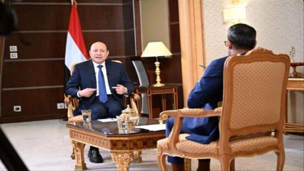 اجابات هروبية لرئيس مجلس القيادة الرئاسي في مقابلة تلفزيونية 