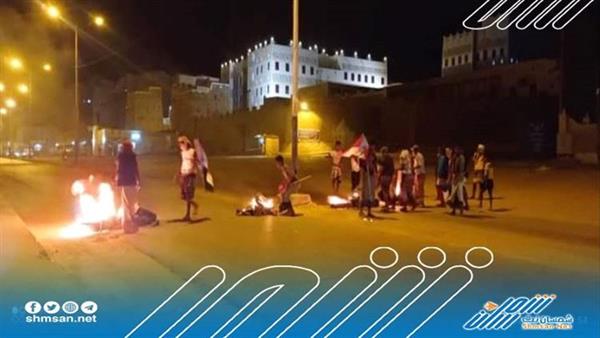 محتجون غاضبون يقطعون الطريق الدولي بمدينة شبام التاريخية.