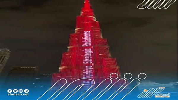 فيديو/ برج خليفة يضيء بعلم تركيا وعبارات الترحيب لأردوغان 