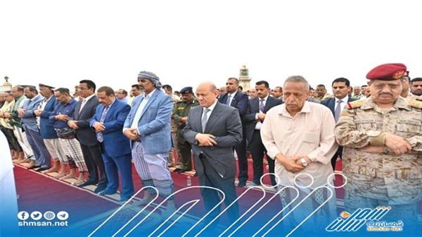 رئيس مجلس القيادة الرئاسي يؤدي صلاة العيد في قصر المعاشيق 