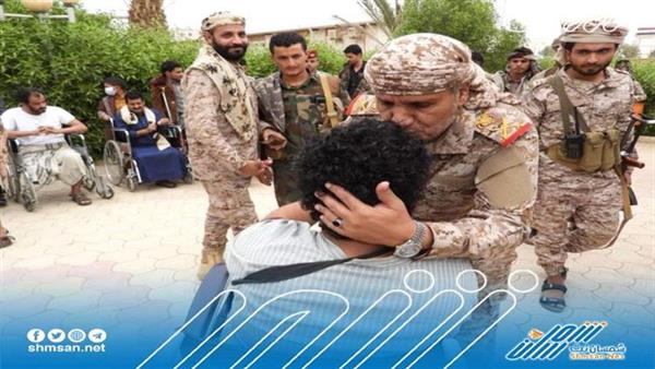 اللواء منصور ثوابه يتفقد جرحى الجيش والمقاومة بمأرب