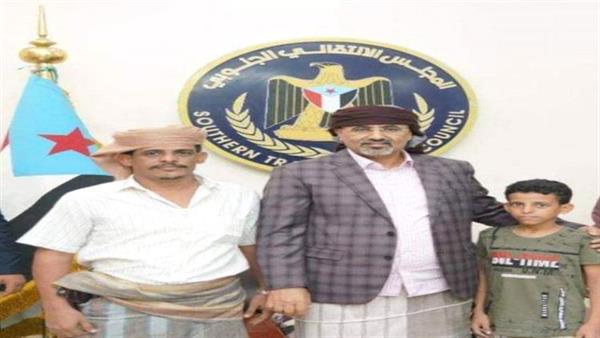 ردة فعل اللواء الزبيدي عند دخول قائد عسكري من أبين لتهنئته بالعيد !