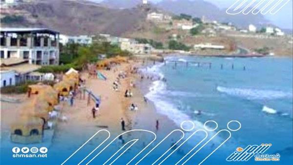 خمسيني ينجو بأعجوبة من الغرق في العاصمة عدن ...! 