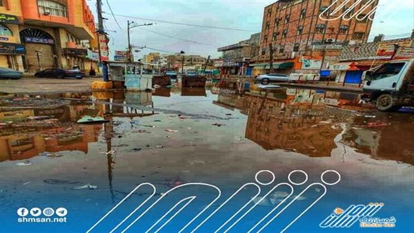 مياه الأمطار تُغلق الشوارع بعدن