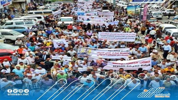 مسيرة حاشدة تجوب شوارع تعز ... لهذا السبب! 