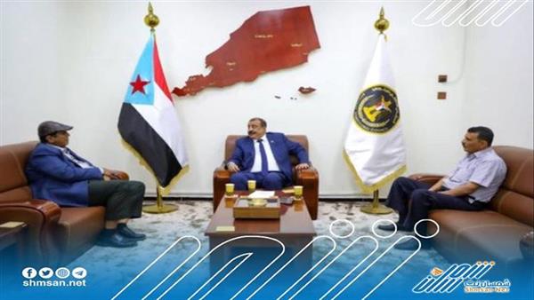 بن بريك يناقش سبل تشغيل مطار الريان الدولي 