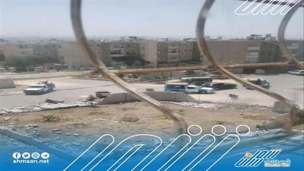 شاهد بالصور.. سكان صنعاء يتحدون  الحوثي ويهدمون السور