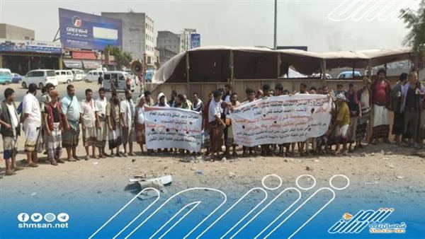 وقفة احتجاجية لسائقي النقل الثقيل بعدن للمطالبة بتغير رئيس النقابة الحالي