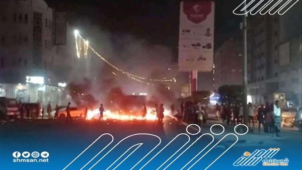 شاهد بالصور.. احتجاجات شعبية كبيرة في العاصمة عدن 