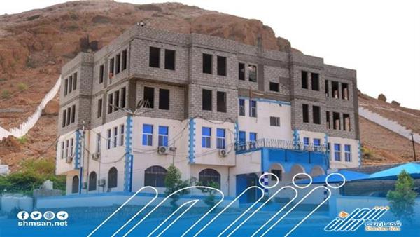 الوكيل بارزيق يتفقد الأعمال الإنشائية في مشروع المبنى الرئيس لمقر المؤسسة الاقتصادية بالمكلا