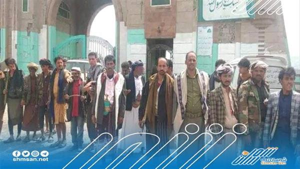 شاهد بالصور .. وقفة احتجاجية مسلحة في إب للمطالبة بالقبض على متهمين بقتل مواطن