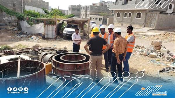 فريق التوعية والإرشاد بالإدارة العامة في زيارة لمشروع الصرف الصحي بربوة المتضررين بالمكلا. 