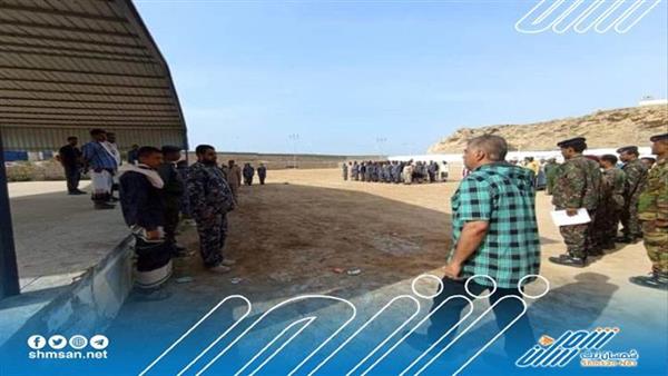 خلال حضوره الطابور الصباحي.. العميد ”المنهالي“ يشدد على ضرورة الانضباط.