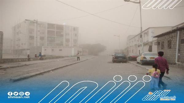 عاجل/ عاصفة ترابية تجتاح العاصمة عدن 