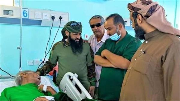 قائد عسكري يزور الكاتب الصحفي "نجيب اليابلي" بعدن
