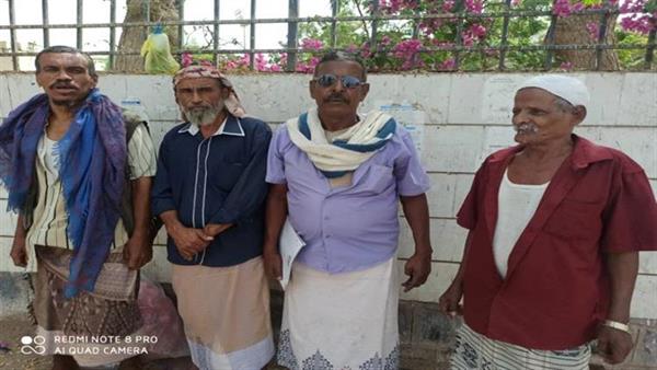 ضباط لحج يطالبون وزارة الداخلية بصرف مرتباتهم المتوقفة منذ اشهر 