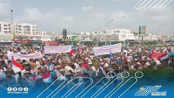 عدن تنتفض .. مظاهرات حاشدة تطالب بتوفير الخدمات وصرف المرتبات بساحة العروض
