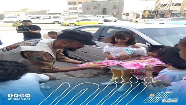 السلطة المحلية في مديرية المعلا توزع هدايا العيد على الأطفال