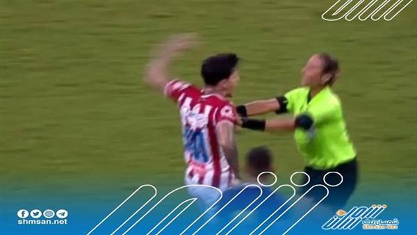 لاعب يعتدي على حكم المباراة لهذا السبب
