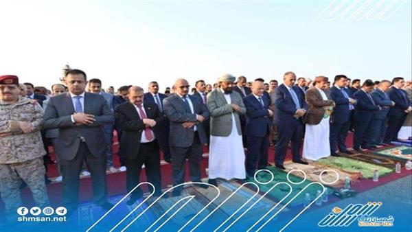 أعضاء المجلس الرئاسي يؤدون صلاة عيد الفطر بمعاشيق في العاصمة عدن