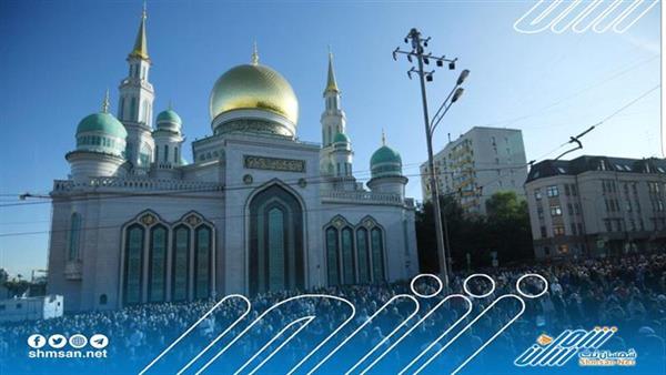 شاهد بالصور.. والآلاف يؤدون الصلاة في جامع موسكو الكبير