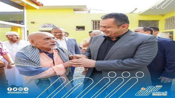 رئيس الوزراء يقوم بزيارة دار العجزة والمسنين بعدن ويقدم التهاني والهدايا العيدية لنزلائها