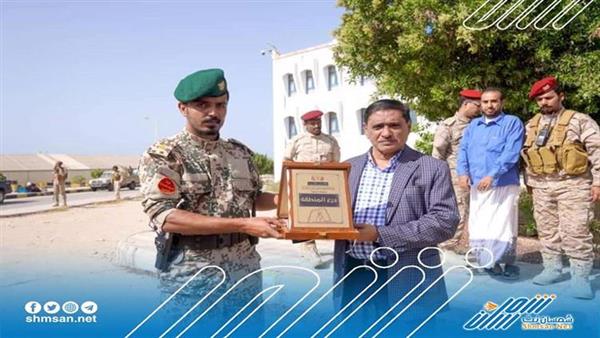 محافظ حضرموت يكرم أفراد نقطه بلفقيه بعد ضبطهم لأكثر من 25 عملية لتهريب المخدرات خلال شهر رمضان