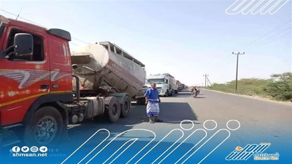 احتجاز 60 قاطرة مازوت في أبين قادمة من حضرموت ومطالبات بدفع 30 مليون ريال