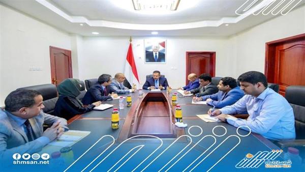 رئيس الوزراء يؤكد جاهزية البنك المركزي اليمني لاستيعاب الدعم الإقليمي والدولي 
